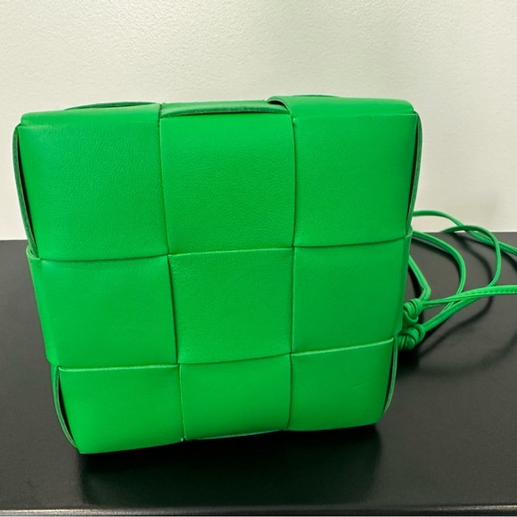 <SOLD> Bottega Veneta Small Green Cassette Bucket Bag - Picture 4 of 9